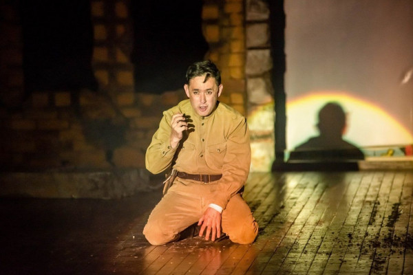 В три часа будет спектакль!