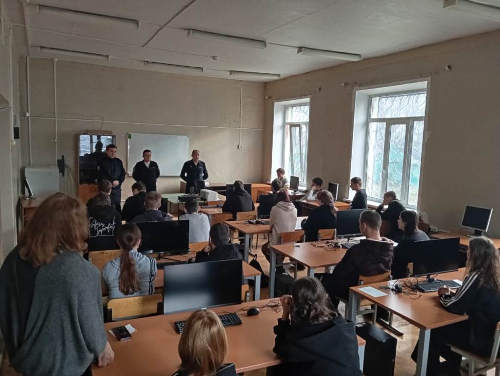 Полицейские Управления на транспорте МВД России по ЦФО провели профилактическую беседу со смоленскими студентами 