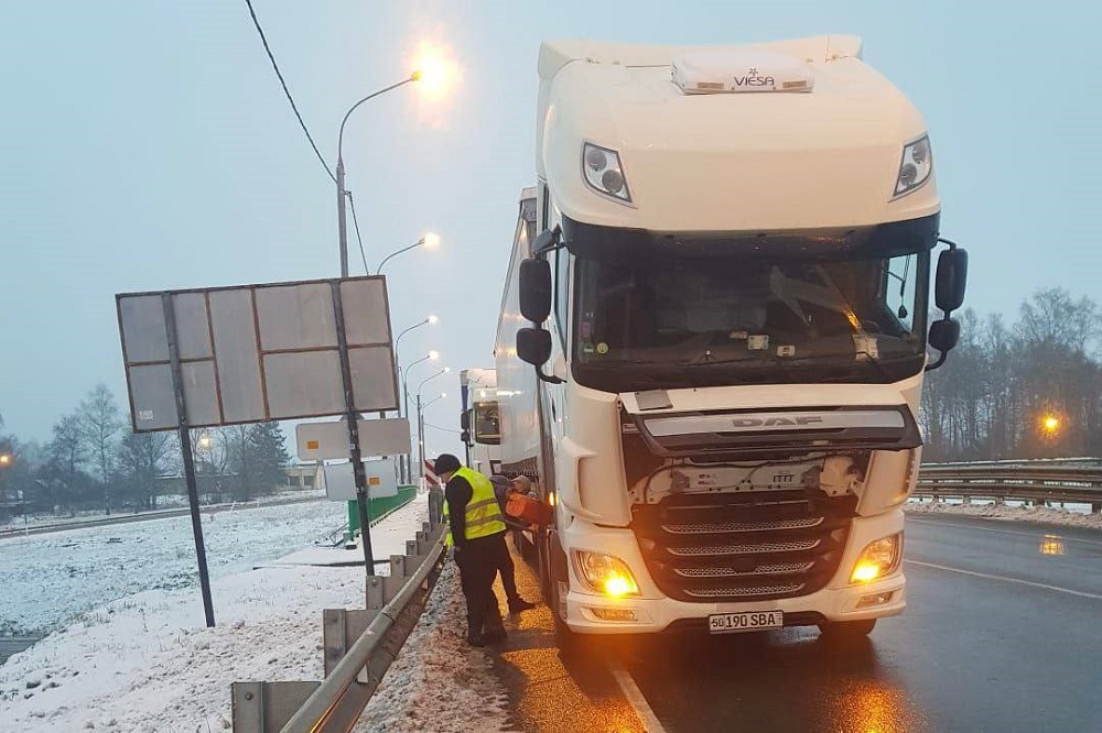 В Смоленской области федеральные дорожники помогли водителю грузовика
