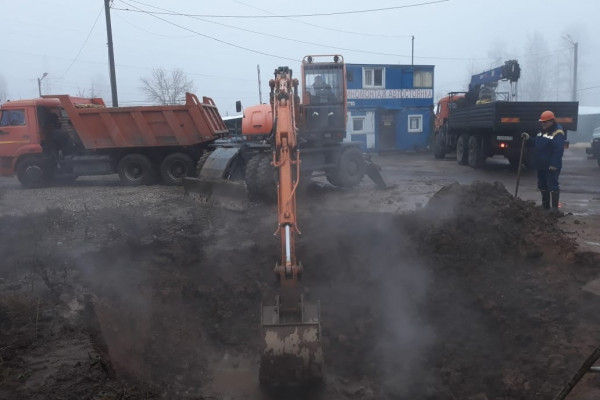 В Смоленске устраняют коммунальную аварию на улице 25 Сентября