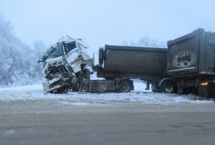 В Новодугинском округе столкнулись самосвал и тягач