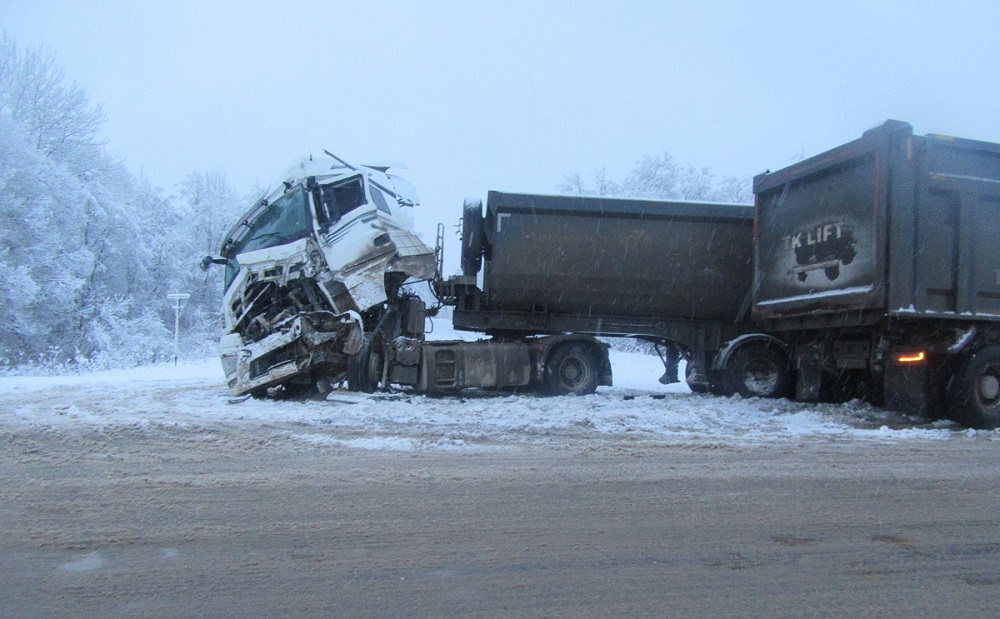 В Новодугинском округе столкнулись самосвал и тягач