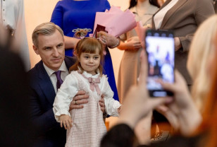 Губернатор Василий Анохин наградил смоленских мам почётным знаком