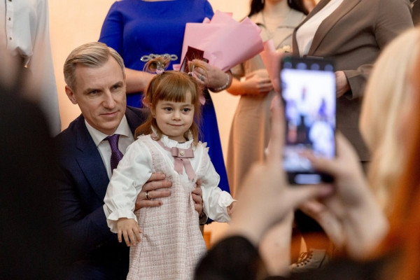 Губернатор Василий Анохин наградил смоленских мам почётным знаком