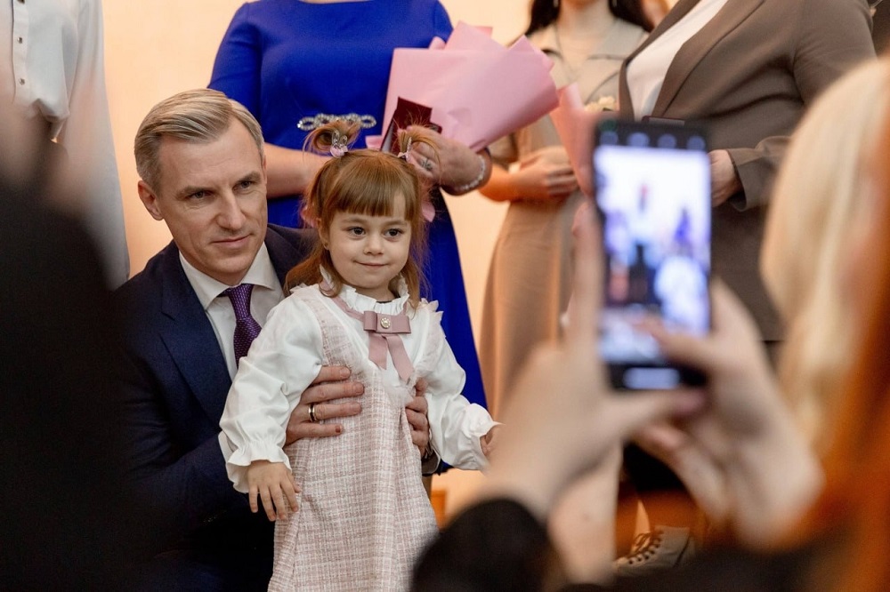 Губернатор Василий Анохин наградил смоленских мам почётным знаком