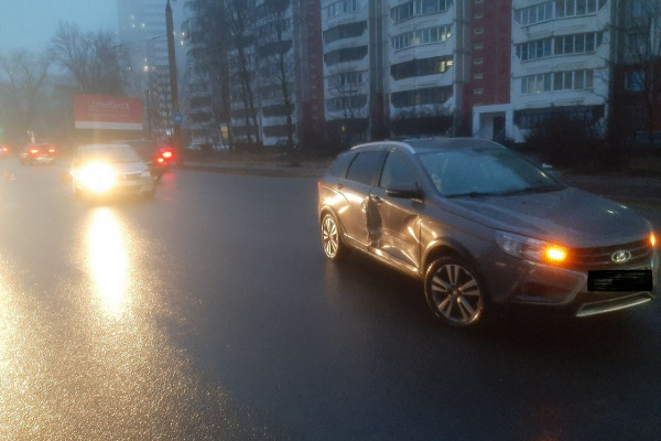 В Смоленске на Краснинском шоссе столкнулись две легковушки