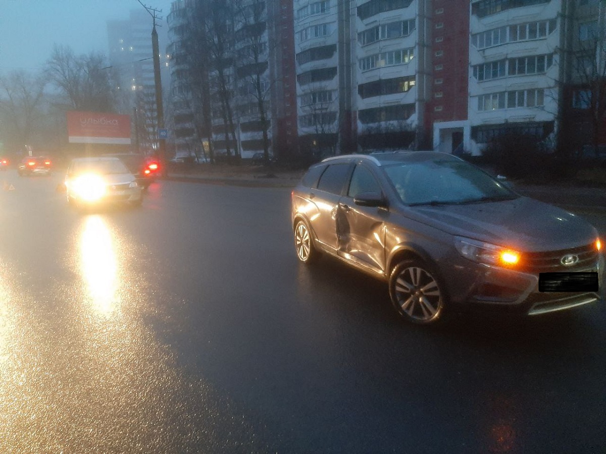 В Смоленске на Краснинском шоссе столкнулись две легковушки