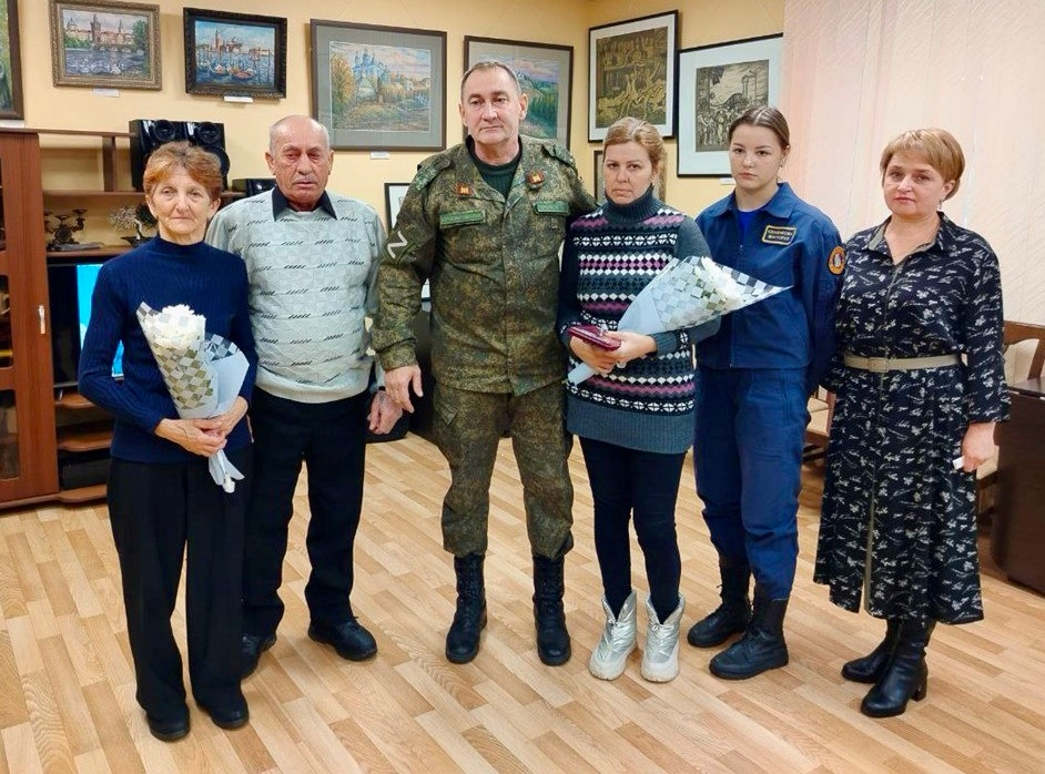 В Духовщине вручили медаль «За отвагу» семье героя СВО 