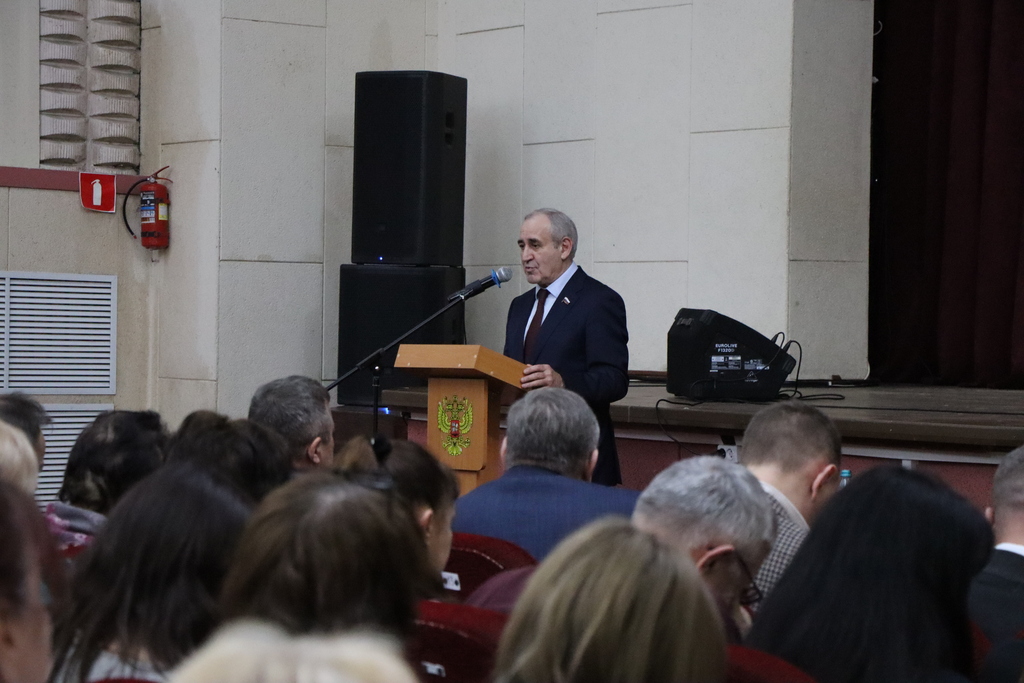 Сергей Неверов обсудил с жителями Починка перспективы развития округа