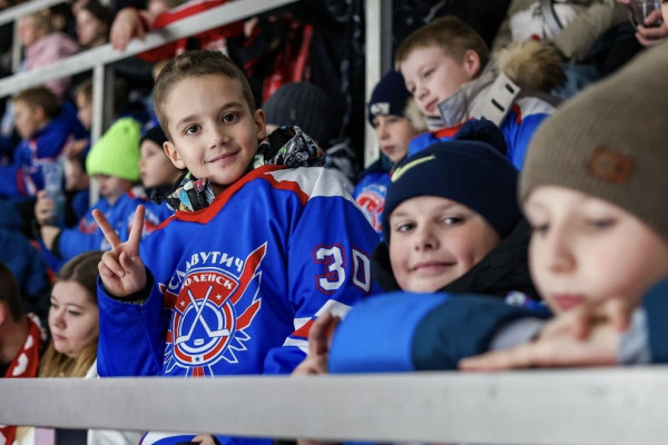 Юные хоккеисты Смоленска посетили матч КХЛ