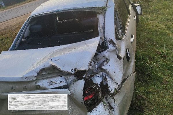 В Смоленской области отечественная легковушка вылетела с дороги и перевернулась