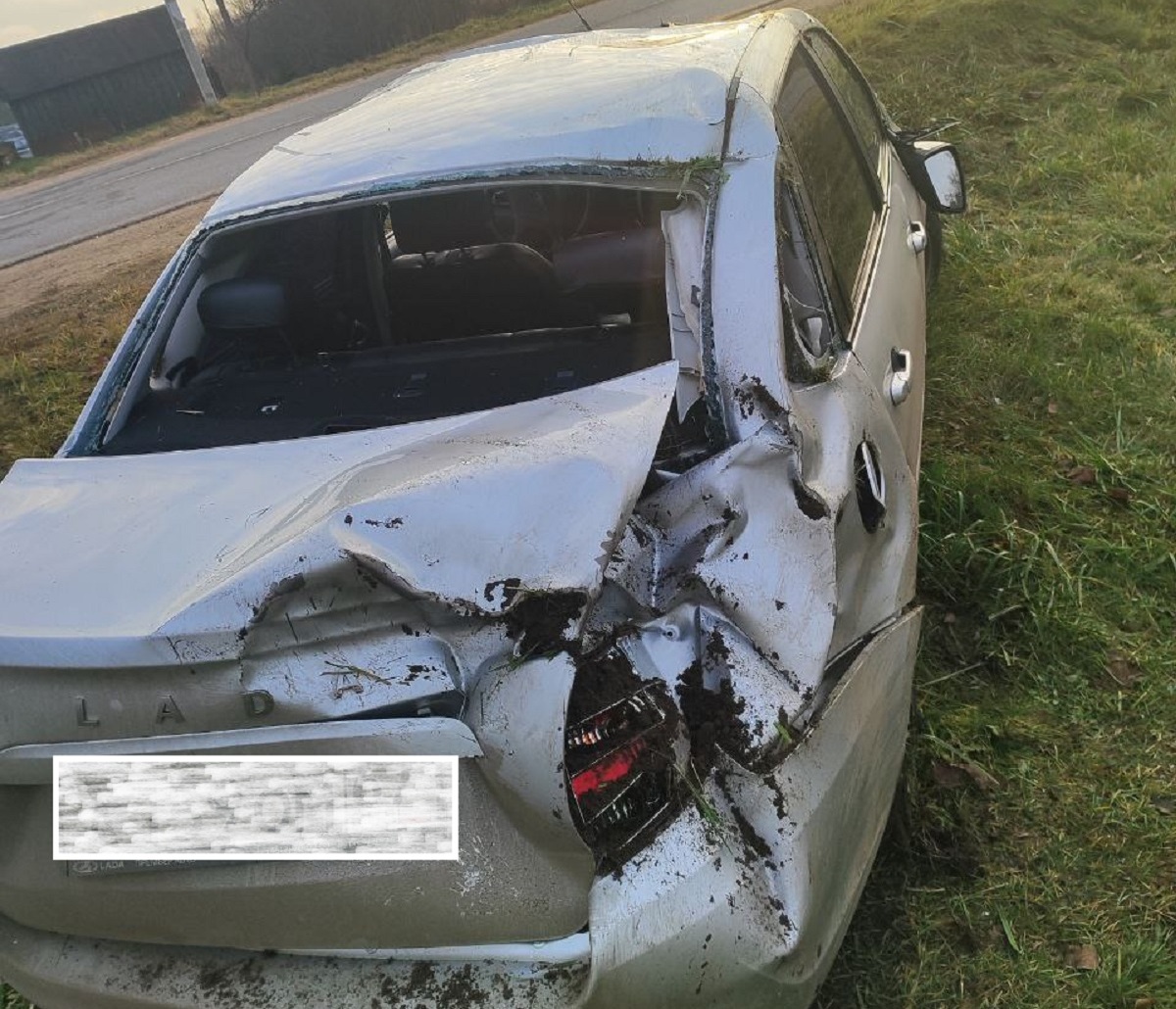 В Смоленской области отечественная легковушка вылетела с дороги и перевернулась