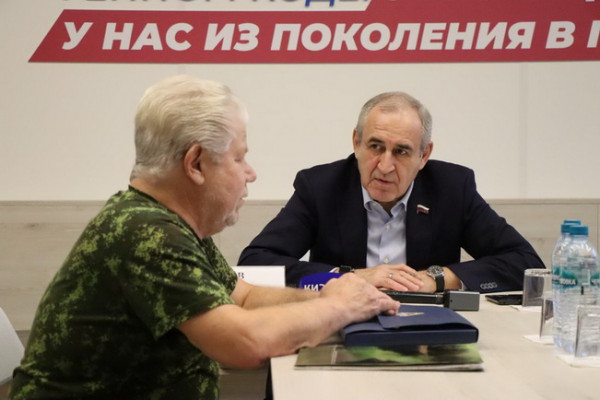 Депутат Госдумы Сергей Неверов провёл личный приём в Смоленске