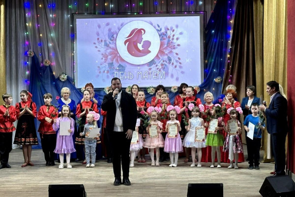 Смоленские единороссы выразили благодарность матерям в праздничный день