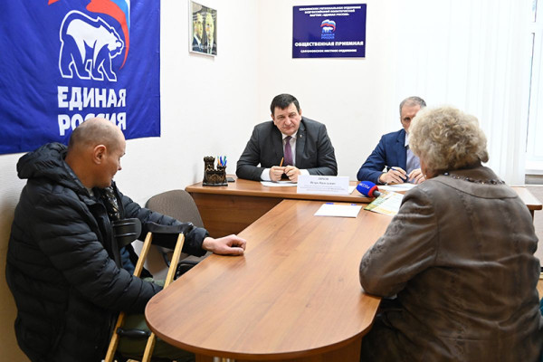 Председатель Смоленской облдумы Игорь Ляхов провёл личный приём граждан в Сафонове