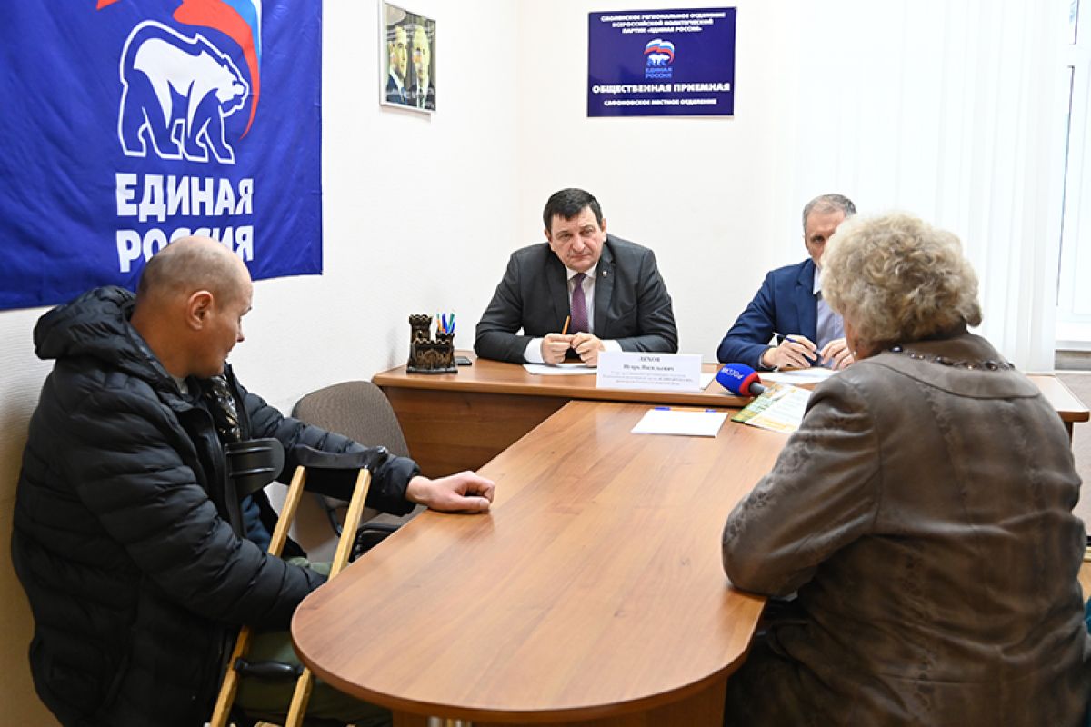 Председатель Смоленской облдумы Игорь Ляхов провёл личный приём граждан в Сафонове