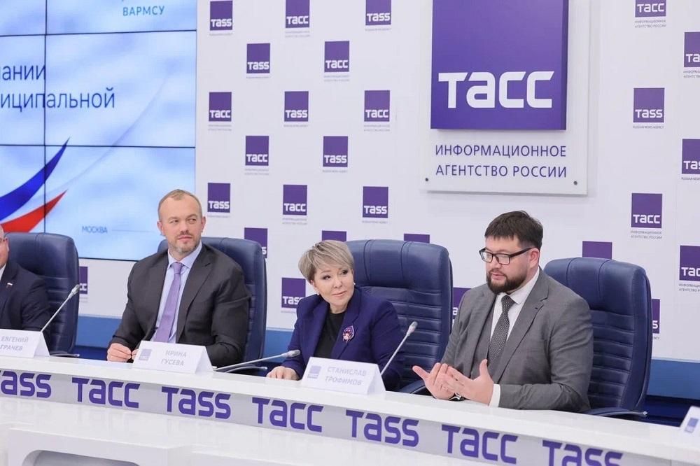 Смоляне подали около 500 заявок на премию для муниципальных служащих