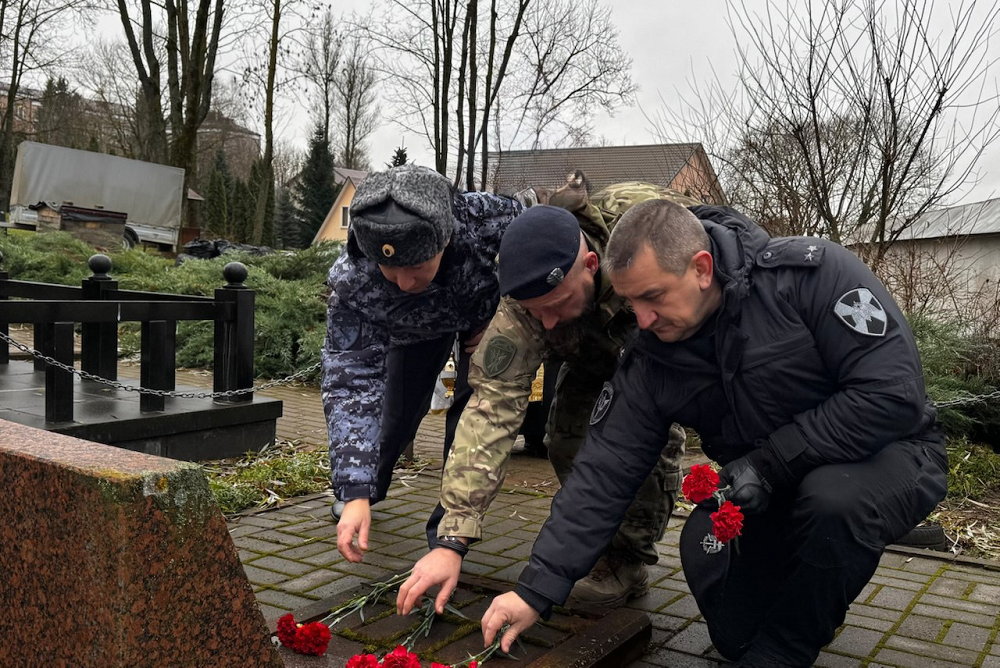 Смоленские росгвардейцы почтили память погибших защитников Отечества
