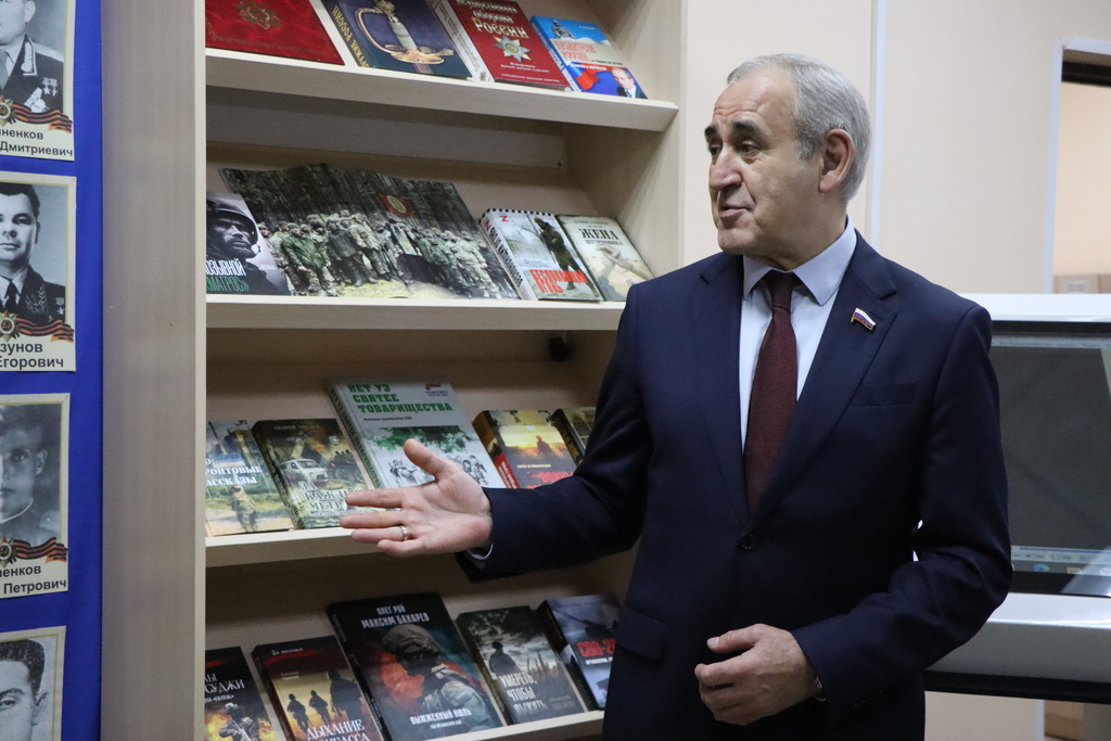 Депутат Сергей Неверов посетил выставку Героев Отечества в Починковской библиотеке