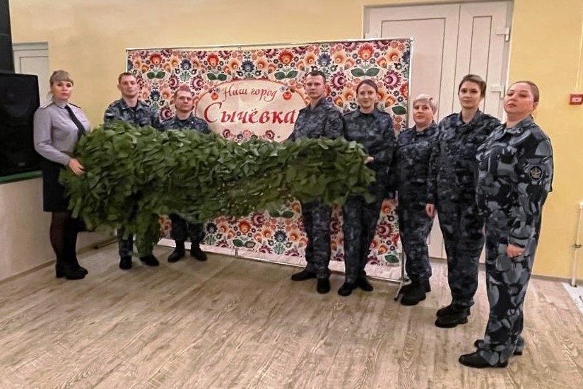 Сычёвские сотрудники УФСИН плетут маскировочные сети для фронта