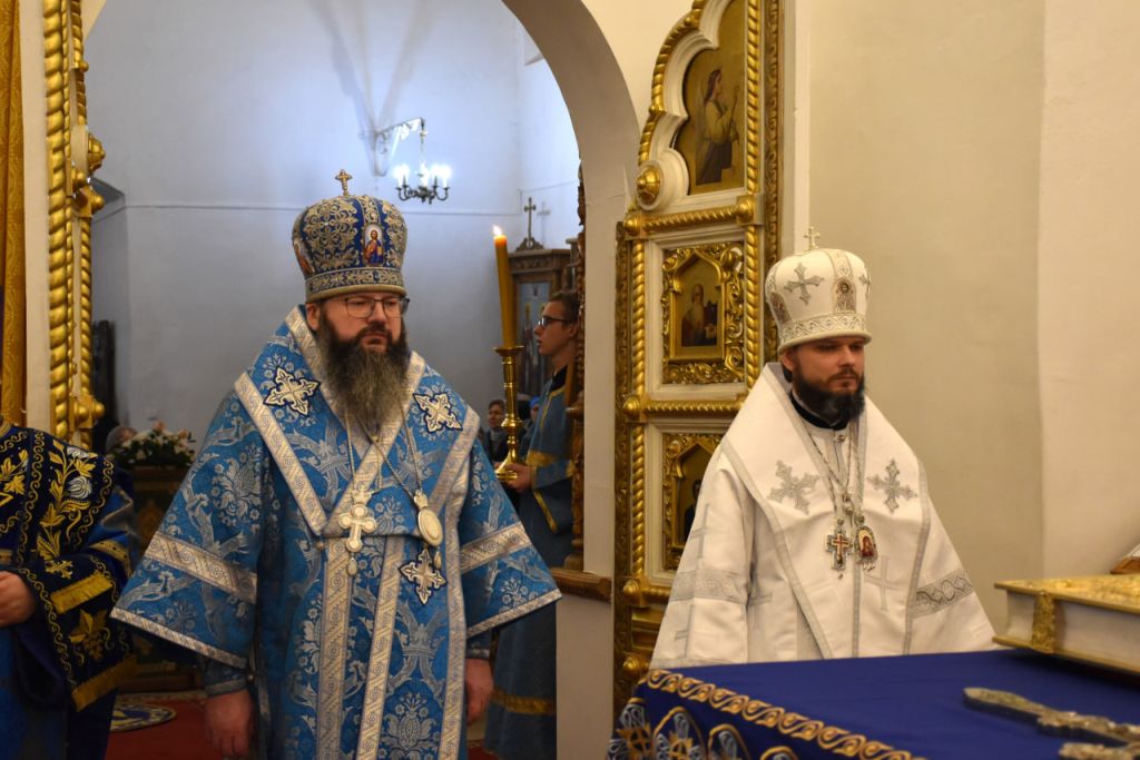 В Вязьме митрополит Исидор и епископ Алексий совершили Божественную литургию