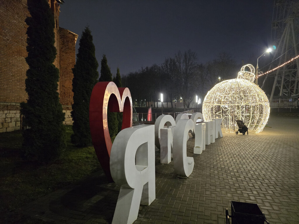 В «Лопатинском саду» Смоленска начали установку новогодних арт-объектов