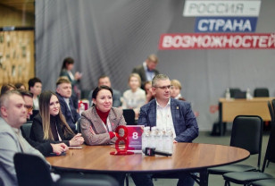 Александр Новиков со своими подчинёнными проходит образовательную программу в «Школе муниципальных команд»