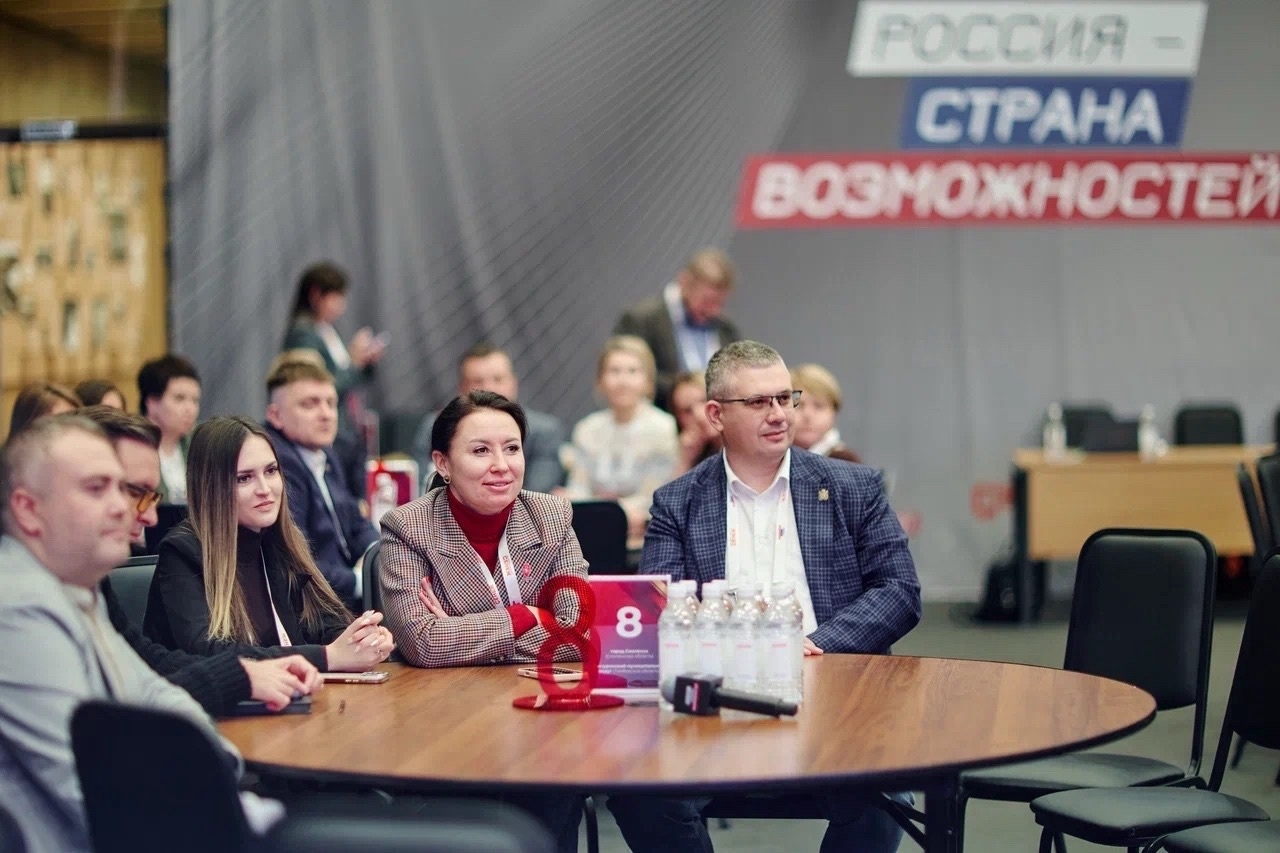 Александр Новиков со своими подчинёнными проходит образовательную программу в «Школе муниципальных команд»