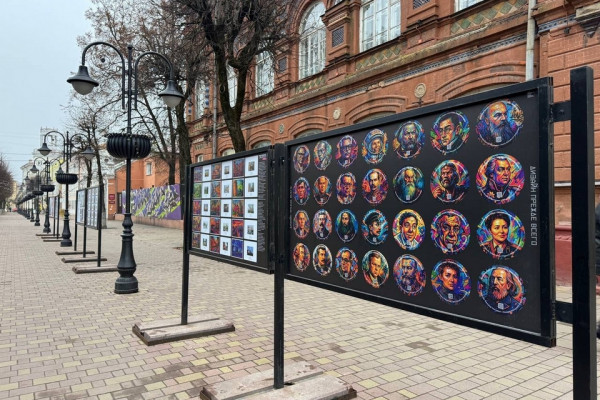 Открытки «Креативного Смоленска» украсили улицу Маяковского