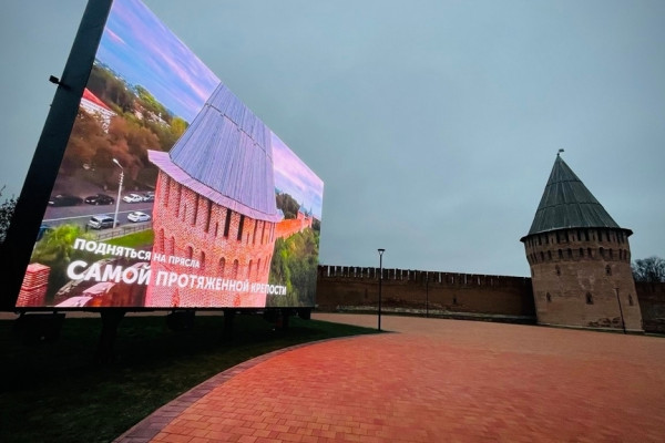 В Смоленске начнут транслировать исторические видеоролики на экране в новом сквере