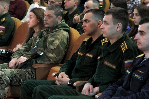 Александр Новиков поздравил смолян с Днём Героев Отечества