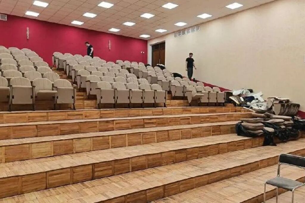 Детская школа искусств в Верхнеднепровском получила новую мебель для актового зала