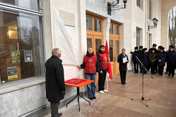 В Вязьме открыли мемориальную доску в честь 10-летия движения «Бессмертный полк России»