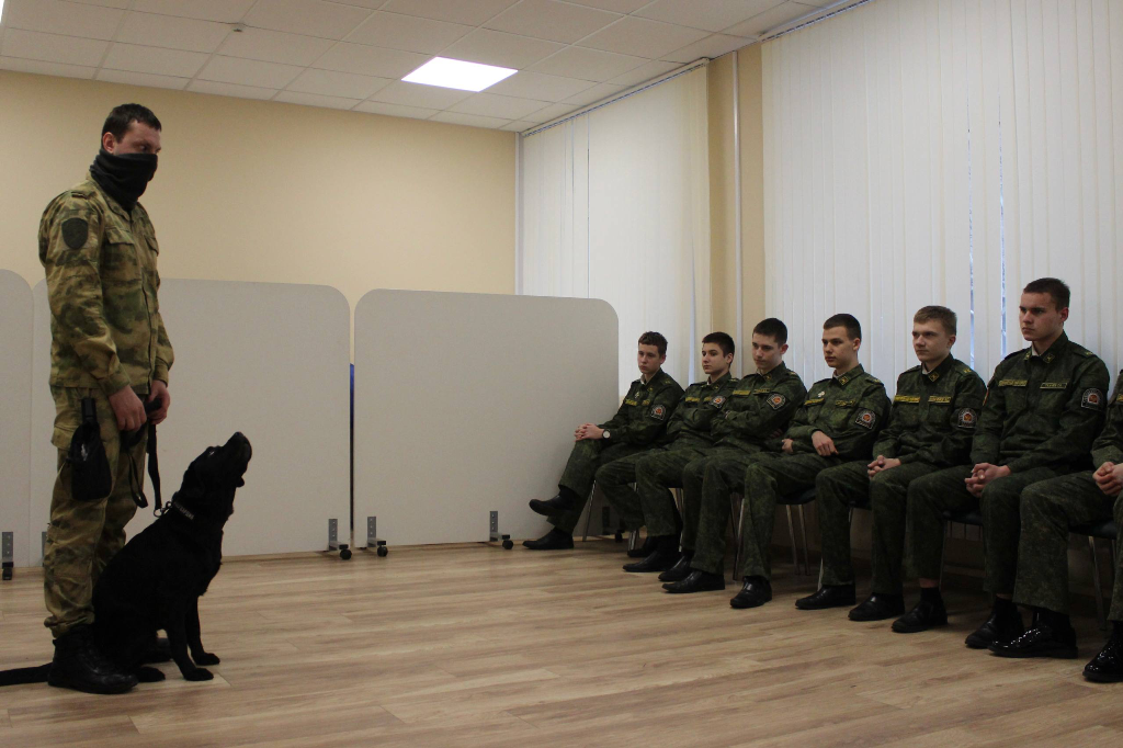 В Смоленской области кинологи Росгвардии провели встречу с кадетами