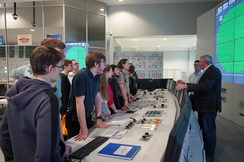 Из аудитории в реакторный зал: студенты-физики из Дубны познакомились с работой Смоленской АЭС
