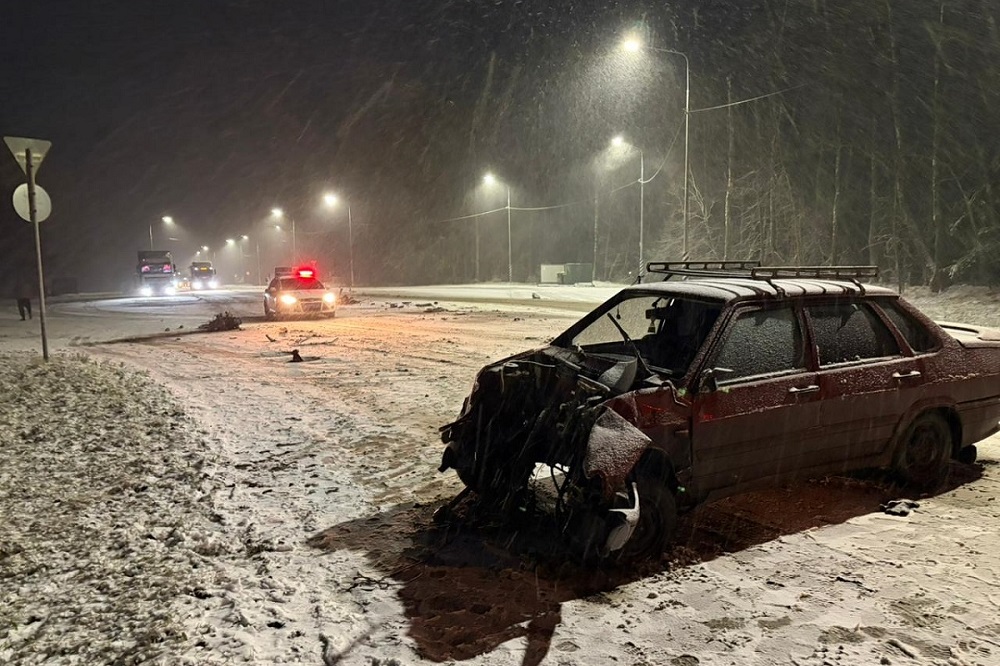 В Смоленской области в лобовую столкнулись ВАЗ и ГАЗ