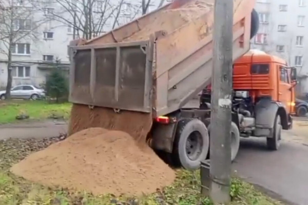 ГУК начала завозить песок во все смоленские дворы