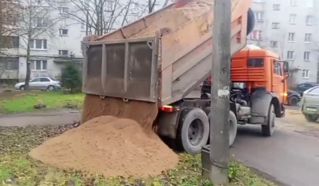 ГУК начала завозить песок во все смоленские дворы