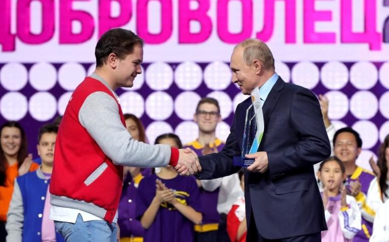 Президент России Владимир Путин наградил лучших волонтёров