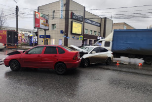 В Смоленске в жёсткой аварии пострадали один взрослый и годовалый ребёнок