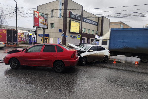 В Смоленске в жёсткой аварии пострадали один взрослый и годовалый ребёнок