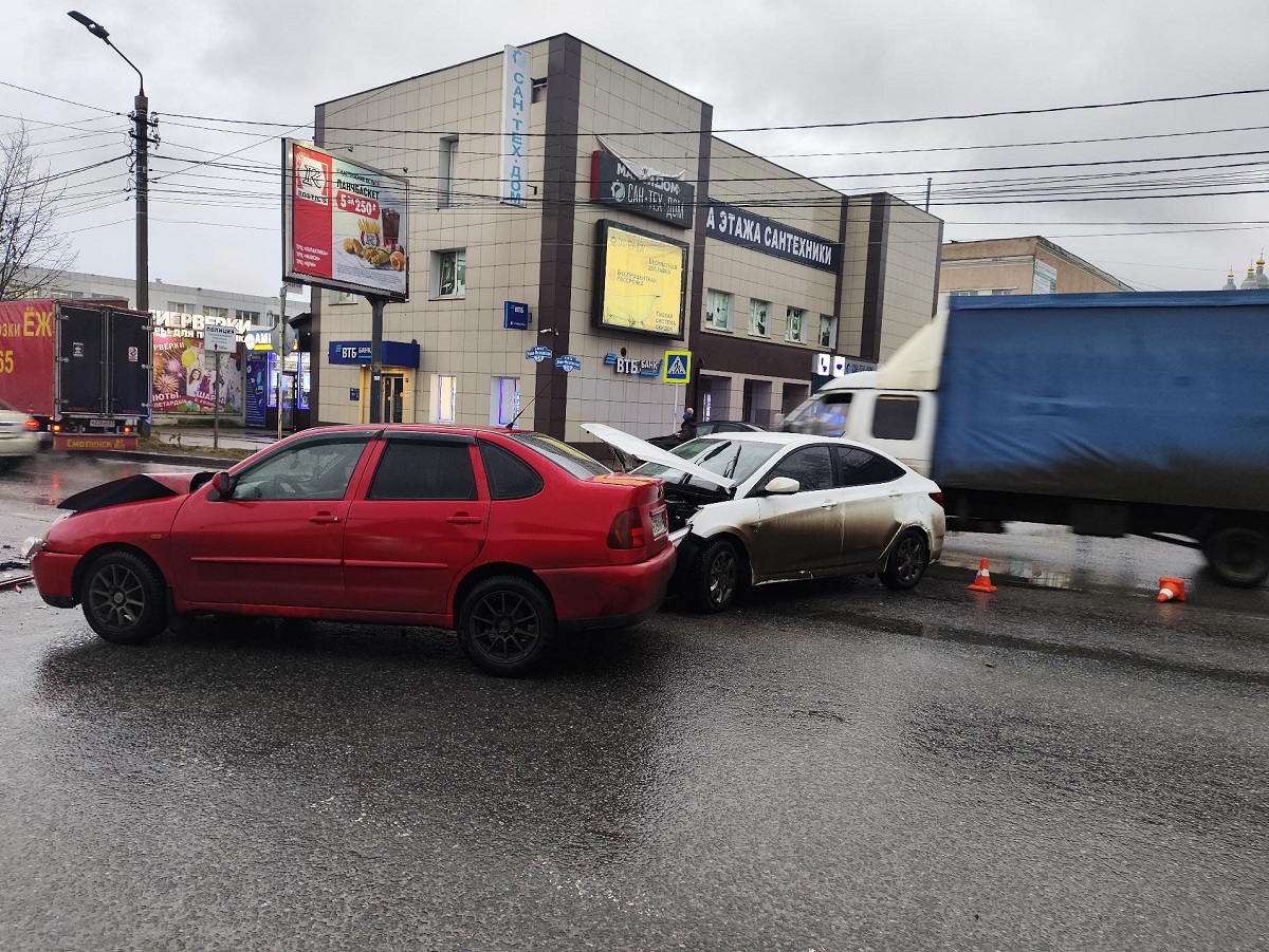 В Смоленске в жёсткой аварии пострадали один взрослый и годовалый ребёнок