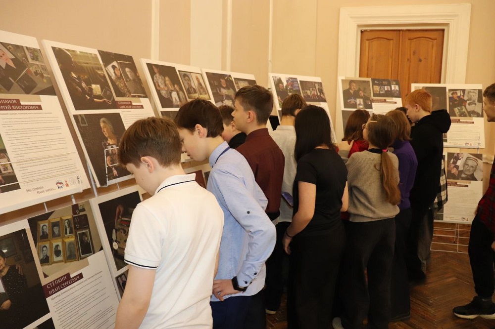 В Смоленске выставку «Мы помним ваши имена…» посетили 700 школьников и студентов