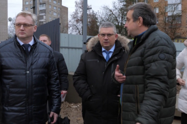 Александр Новиков проинспектировал ход строительства акватермального комплекса в Смоленске