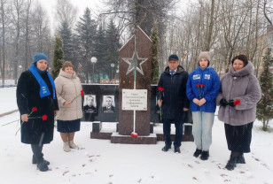 Активисты «Единой России» провели памятные мероприятия в Смоленской области ко Дню Героев Отечества