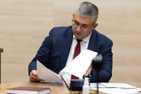 Александр Новиков решил изменить полномочия двух своих заместителей