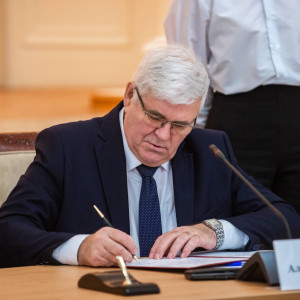 Василий Анохин подписал соглашение о поддержке героев и развитии Смоленщины