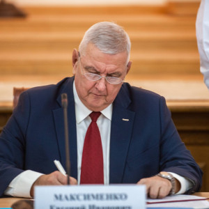 Василий Анохин подписал соглашение о поддержке героев и развитии Смоленщины