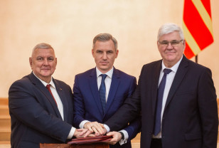 Василий Анохин подписал соглашение о поддержке героев и развитии Смоленщины