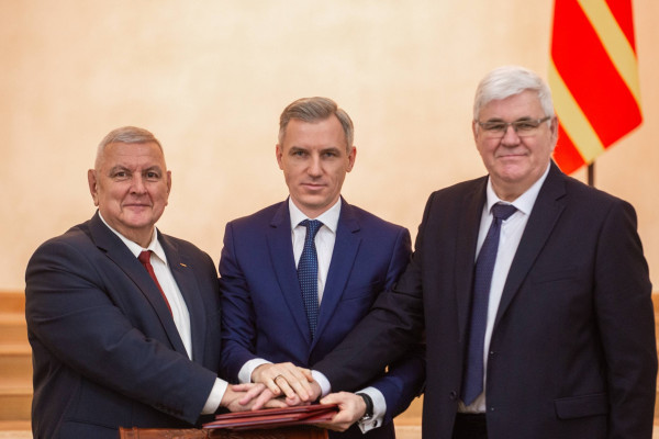 Василий Анохин подписал соглашение о поддержке героев и развитии Смоленщины